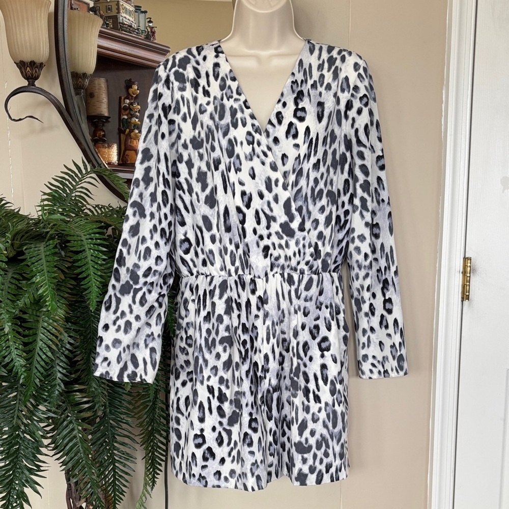 Gianni Bini Leopard Print Shorts Romper Long Sleeve Gray & White Lined Back Zip